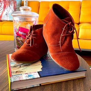 EUC - TOMS - Cognac - Suede - Wedge - Lace ups